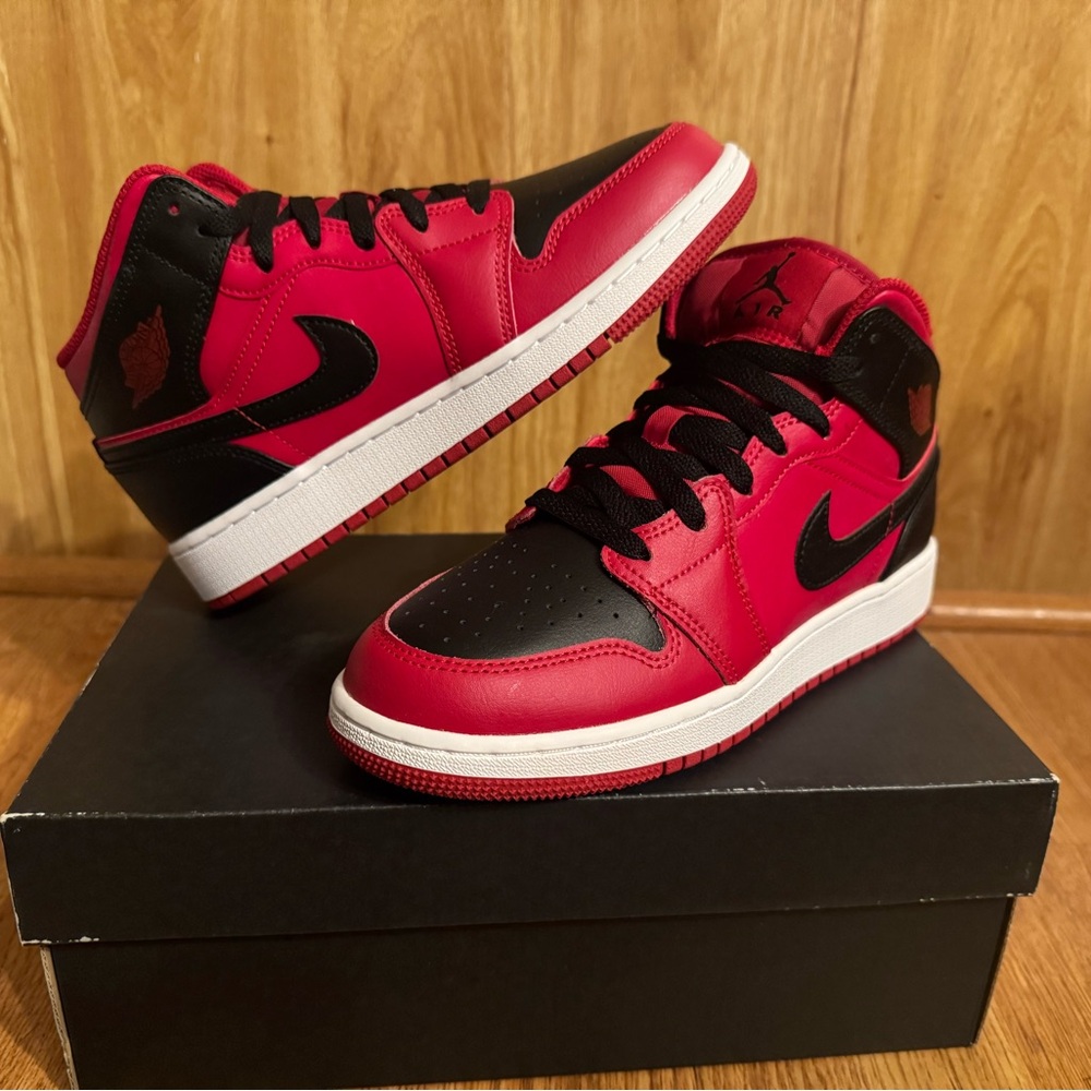 Nike Air Jordan 1 Mid reverse Bred Red/Black, size 5.5Y Rare - Picture 2 of 11
